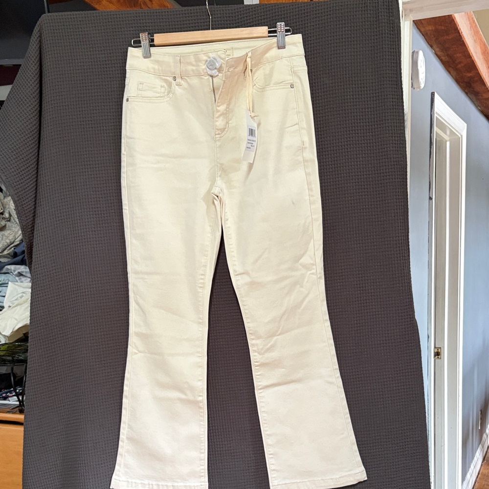 Charlie B Cream Flare Jeans  NWT Size 6
